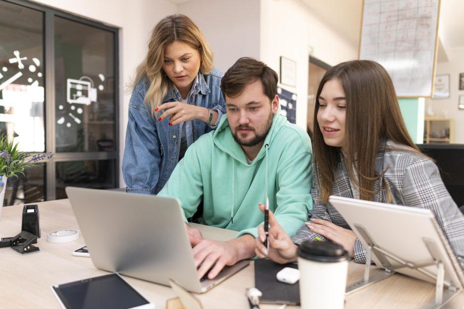 Profesionales colaborando en un nuevo proyecto